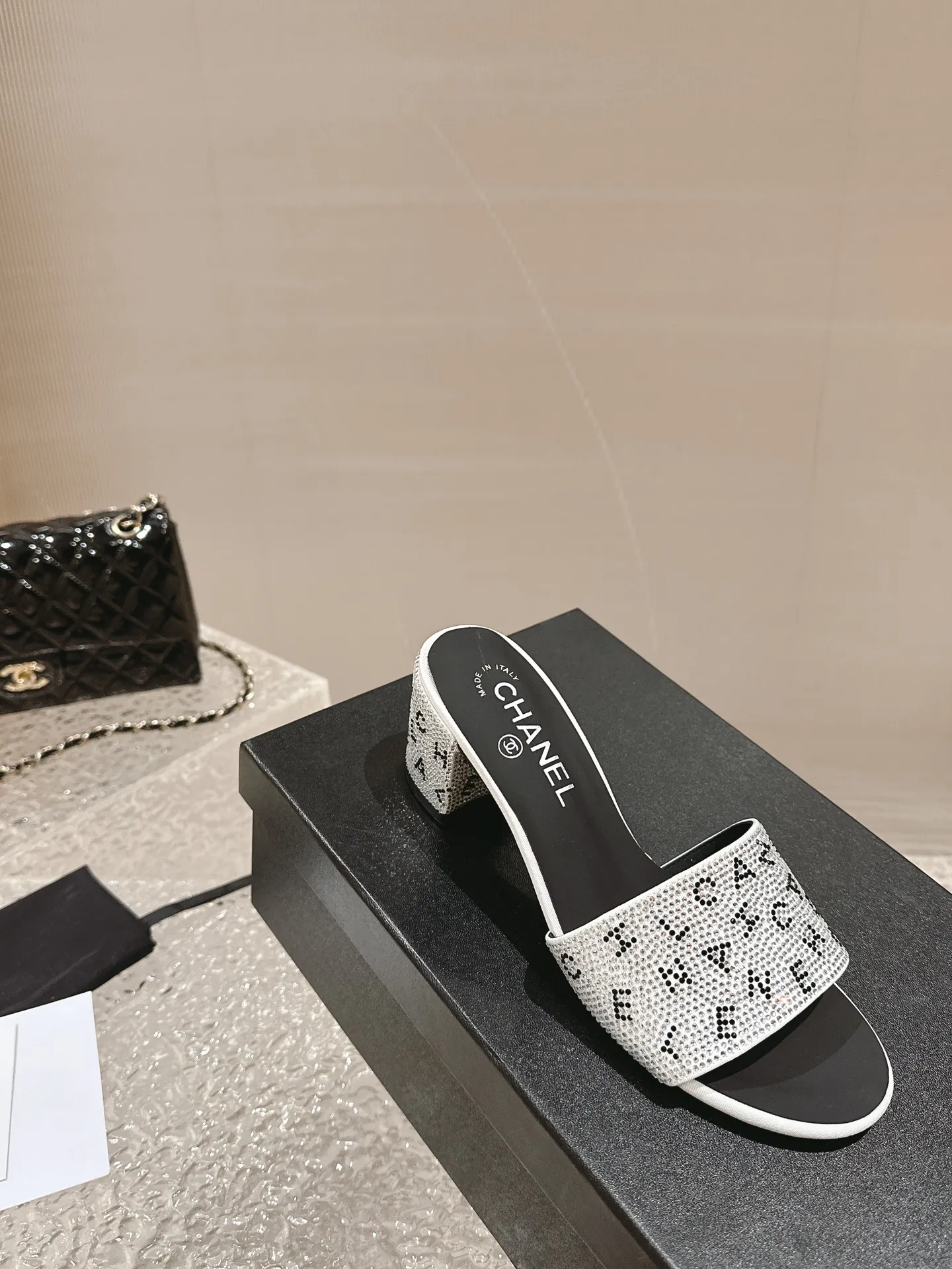 👟👟Ex-factory price 460👟👟 Women's shoes, women's clothing, Xiaoxiang, black rhinestones with large letters, Chanel rhinestone slippers, really such blingbling slippers full of diamonds, both classic and artistic, and can be styled according to your daily style. The characteristic is that the hot diamonds are particularly shiny. They are made with heavy craftsmanship and are not easy to fall off. They have a sexy and versatile temperament for ladies. Color: black, white. Heel height 5 cm. 35-41